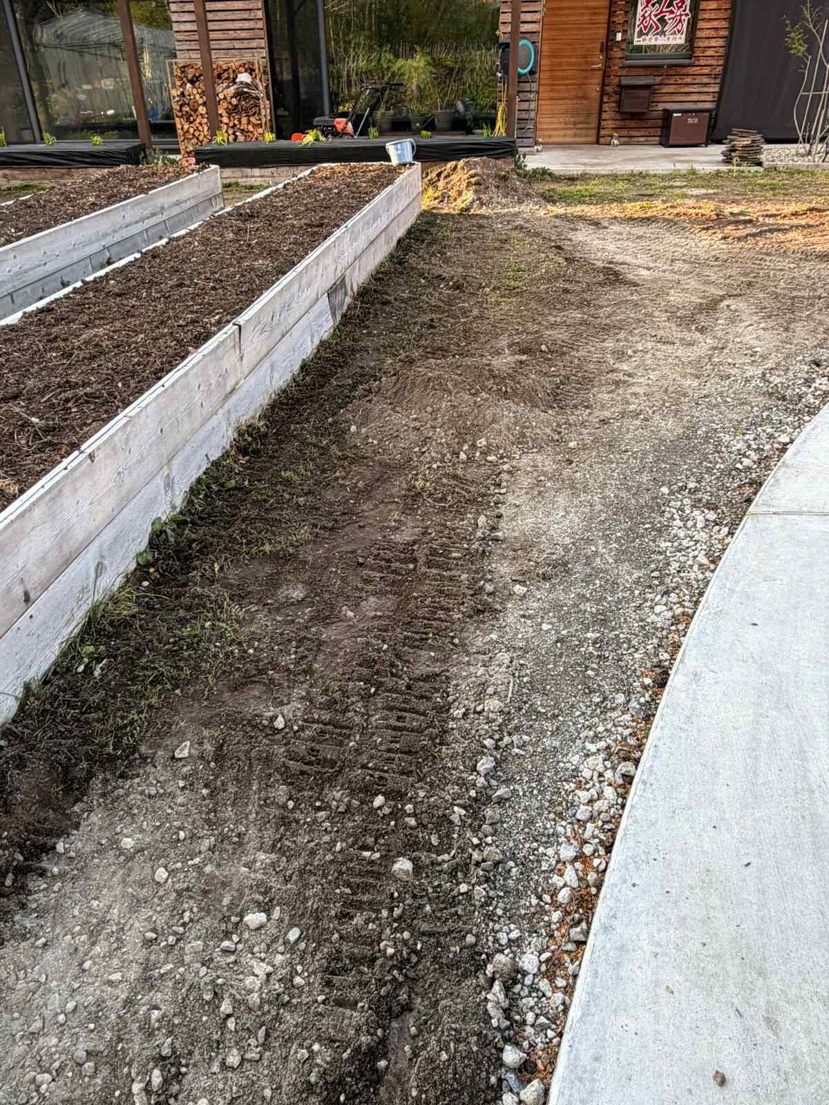 芝生の下地づくり